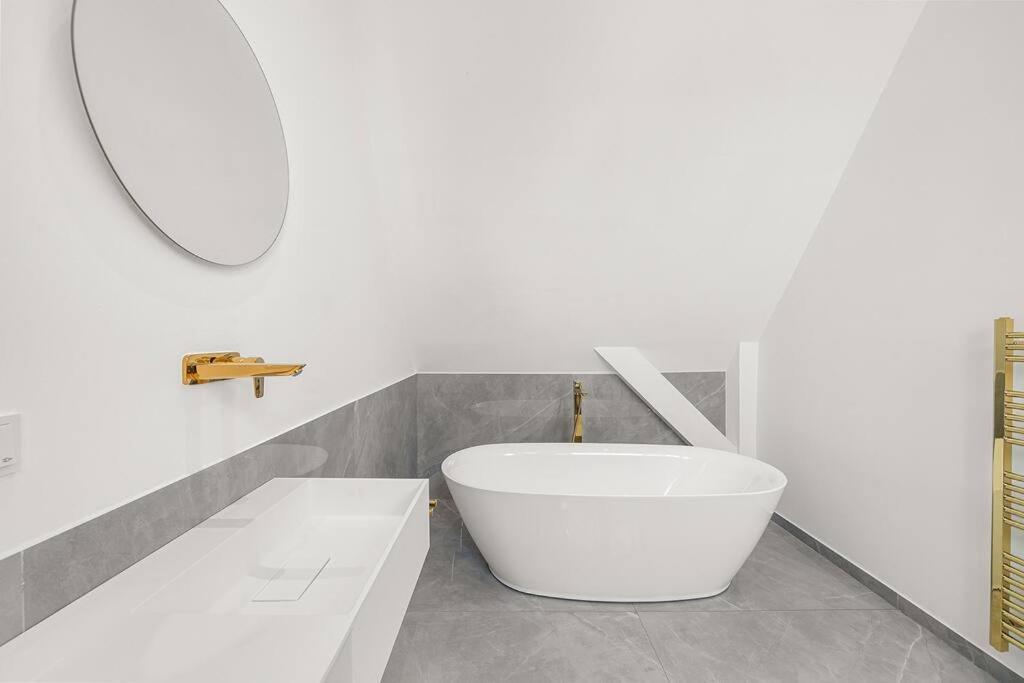 Designer Penthouse With Balcony Vienne